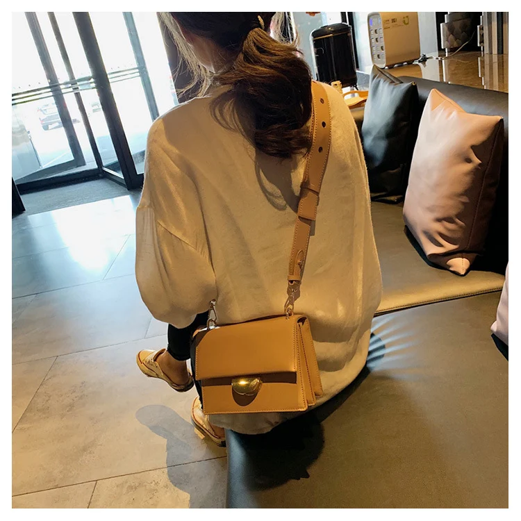 Crossbody torba sa širokim kaišem za rame. Udobna i elegantna, savršena za nošenje vaših osnovnih stvari sa lakoćom i stilom.