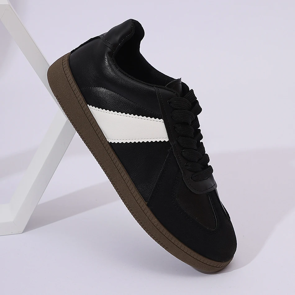Chaussures femmes légères, simples et tendance rétro. Confort et style au quotidien. Découvrez notre sélection de chaussures parfaites.