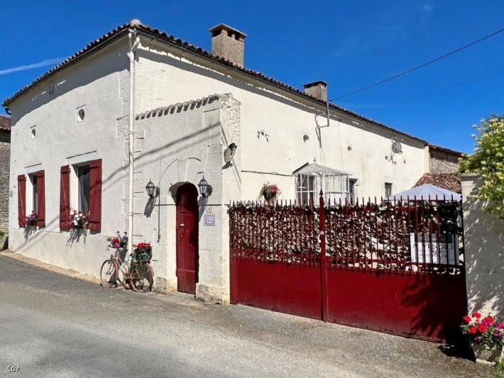 Vente maison 8 pièces 227 m² à Civray (86400), 189 000 €