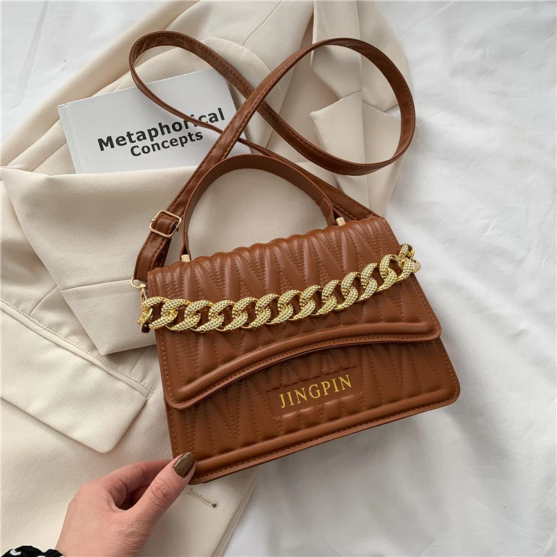 Bolsa Mensageiro com Corrente Nova para Mulheres Senior, Estilo Ins Niche. Elegância e praticidade para o dia a dia.