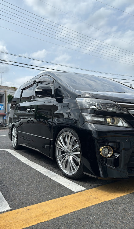 ヴェルファイアの黒塗りの美学・トヨタ202ブラック・iPhone15promax・洗車に関するカスタム事例の投稿画像1枚目
