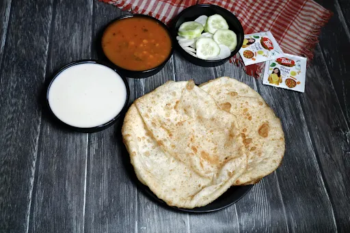 Chole With Bhature [2 Bhature] With Raita