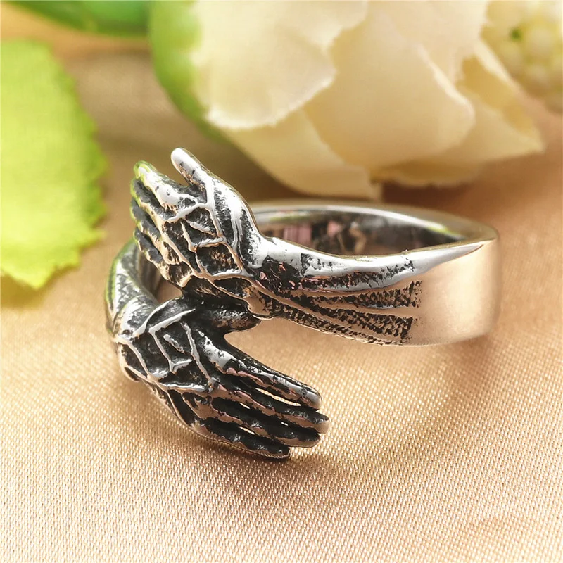 Bague de main homme rétro Punk en acier titane, un accessoire audacieux et vintage. Robuste et élégant, parfait pour affirmer votre style rebelle.