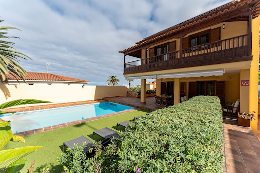 Seaside house with pool and garden 3