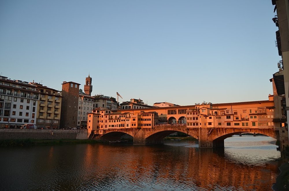 Ponte Vecchio, a ponte medieval ocupada por lojas em Florença