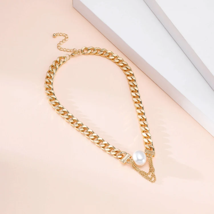Faux parel geometrische concentrische slot legering ketting, een stijlvolle ketting die perfect is voor elke gelegenheid.