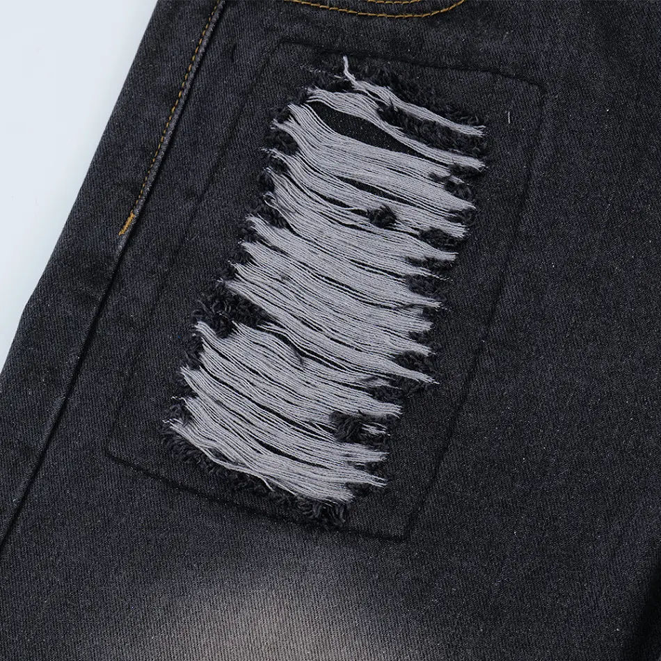 Erkek Patch Denim Düz Şort, rahat ve şık bir görünüm için idealdir. Patch detaylı kot şortlar, günlük kullanım ve yaz ayları için mükemmeldir.