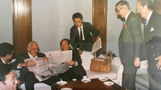 10-左起,鲍格胥、顾明。俞梅荪站立者,看人民日报、国际商报等十家报纸的会议报道。