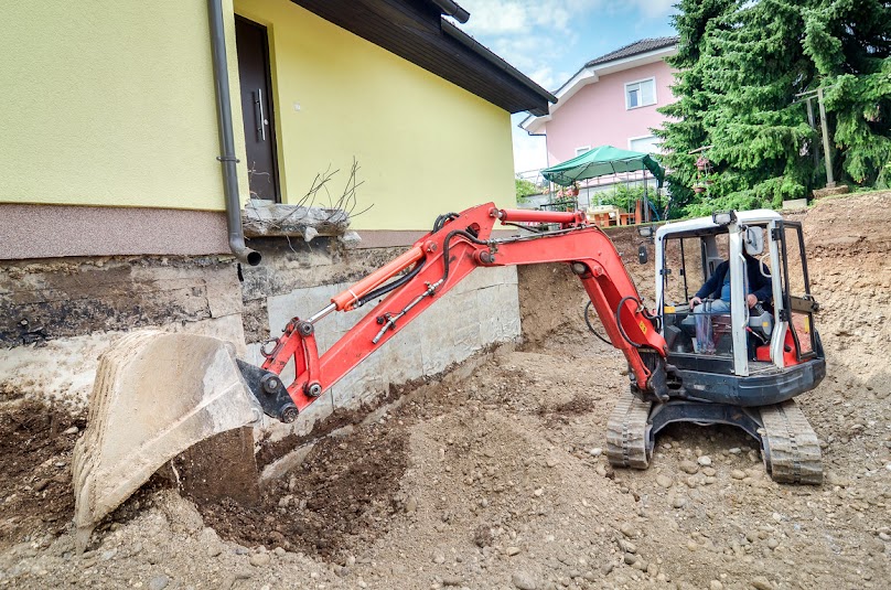 By móc z całą pewnością stwierdzić, czy fundamenty wymagają remontu, trzeba odsłonić je od zewnątrz