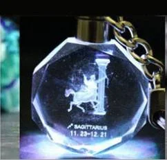 Porte-clés Cristal Scintillant avec Pendentif en Verre. Retrouvez facilement vos clés, élégant et sûr, ce bijou brille et attire l'attention dans le noir.