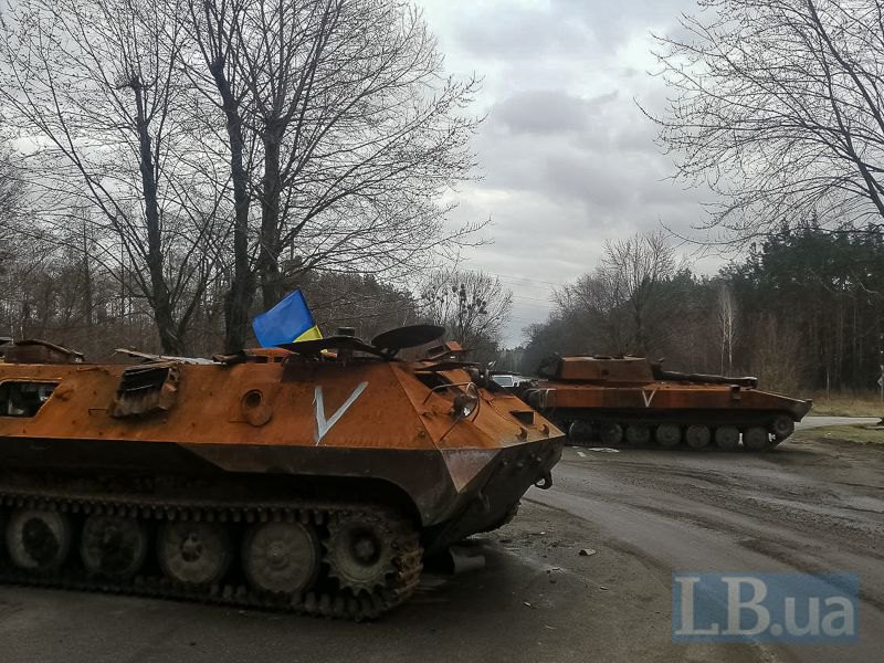 Розтрощена російська техніка в сусідньому Іванкові