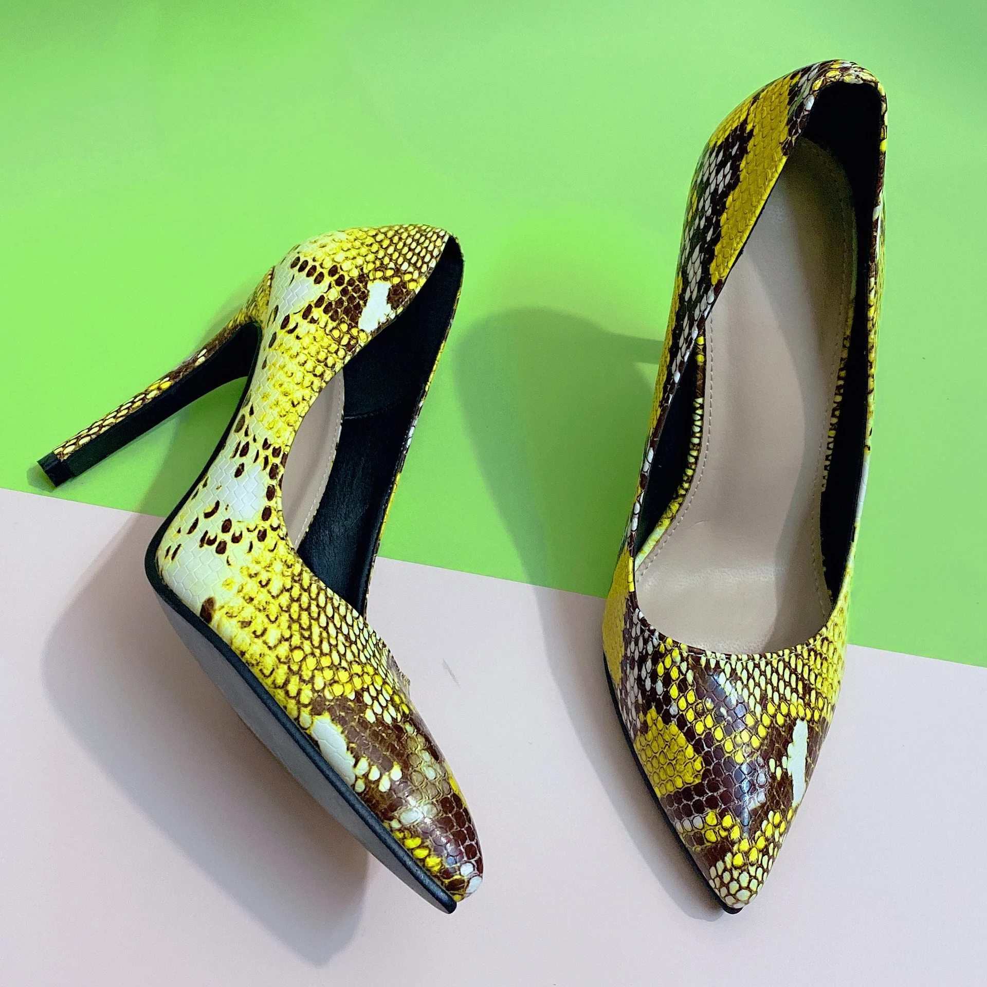 Title 11, Stilettohakken met gekleurde slangenprint en sp...