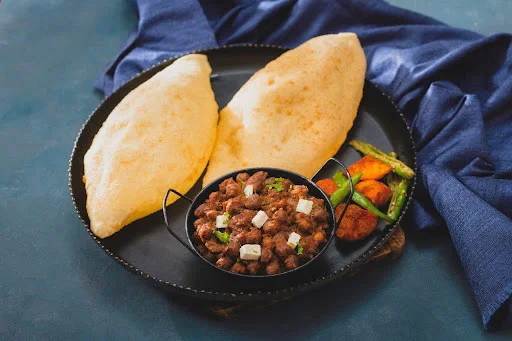 Chole Bhature (2 Pcs)