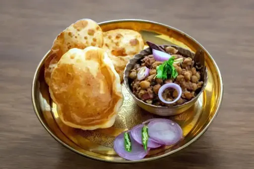 Chole Paneer With 4 Poori