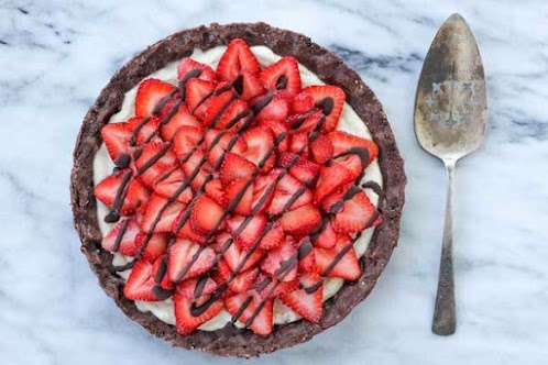 Raw Strawberry Chocolate Dessert Pie