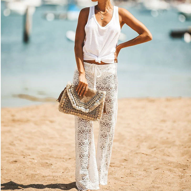 Europese en Amerikaanse kanten broek met open details voor het strand. Perfect voor een luchtige en stijlvolle look tijdens de zomer en op het strand.