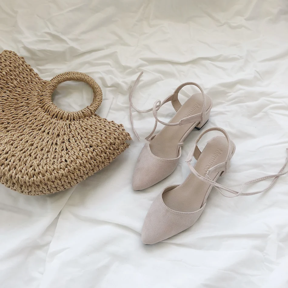 Slingbacks met puntige neus en middelhoge hak. De perfecte combinatie van stijl en comfort voor elke outfit.
