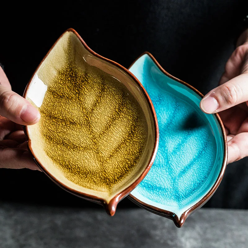 Prato cerâmico rachado criativo com folhas simples, perfeito para servir alimentos com elegância e um toque natural.