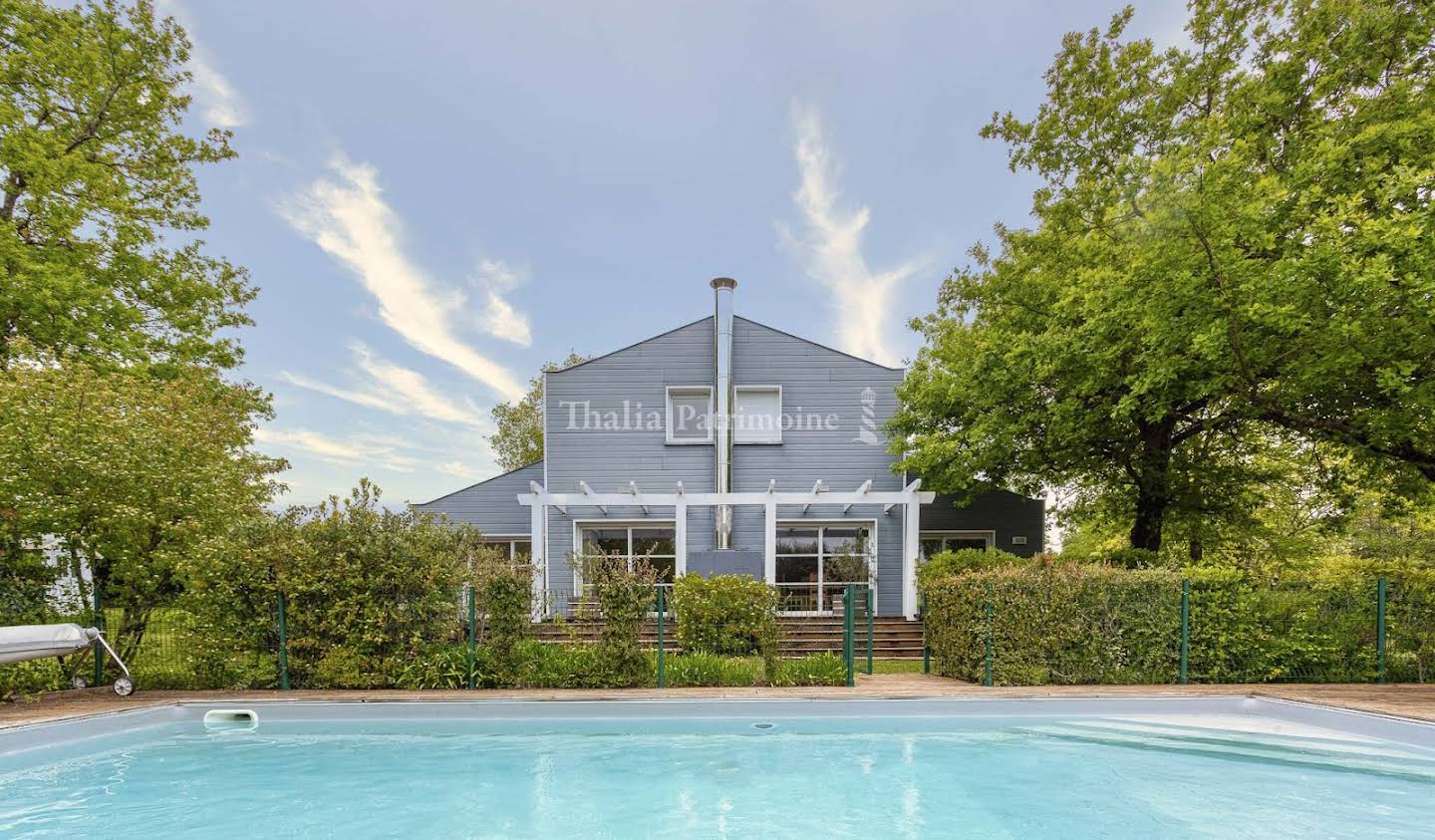 House with pool and terrace Pompignac