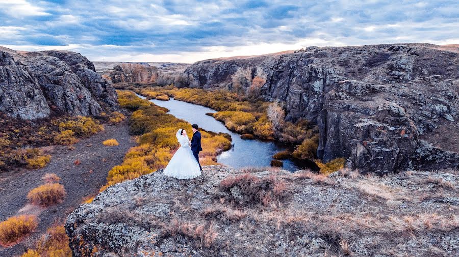 Fotógrafo de casamento Aktan Kabdyshev (aktan88). Foto de 1 de outubro 2019