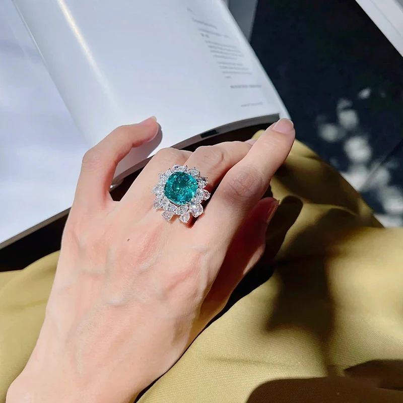 Vintage emerald ring with colored gems, a timeless piece of jewelry. Adds elegance and a touch of color. Perfect for any