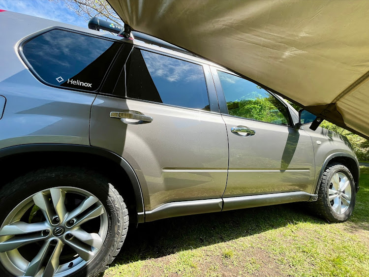 エクストレイルのキャンプ・チワワ・タープ・新緑と愛車に関するカスタム事例の投稿画像1枚目