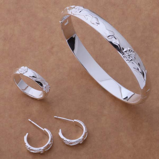 Title 4, 925 Silver Plated Jewelry Set Roses A beautiful...