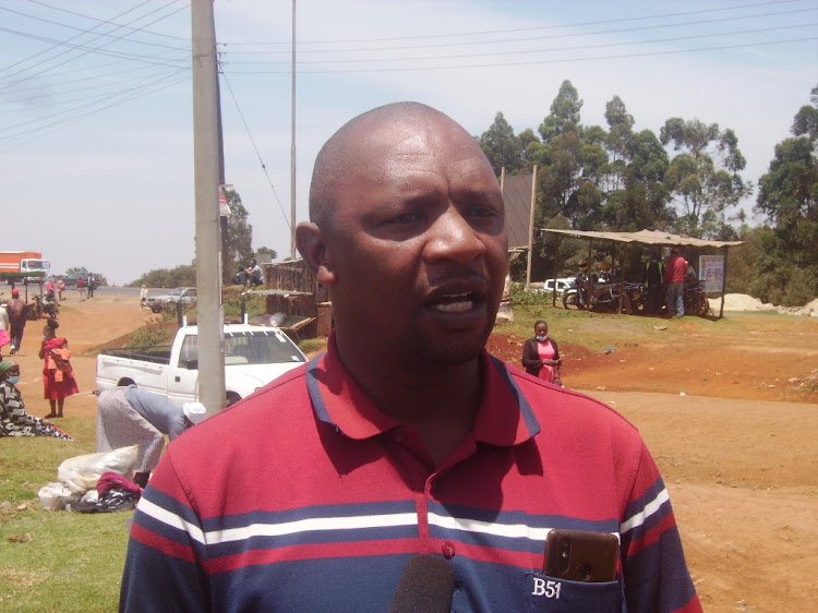 A Rukuma resident and a trader Wallace Gitau popularly known as "Kabogoro" speaking to journalists on Tuesday.