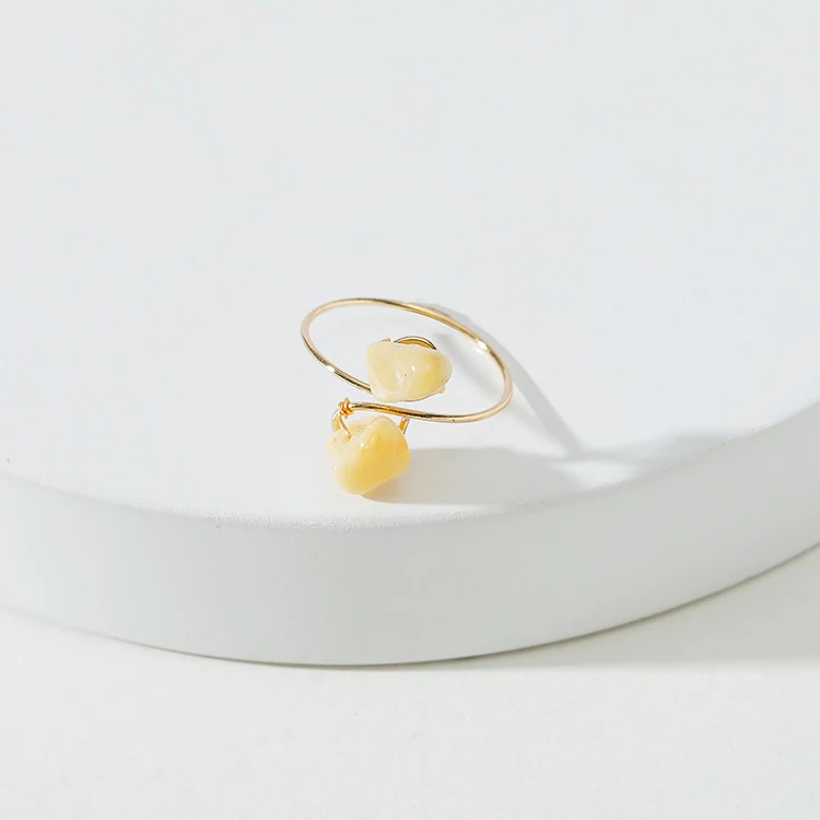 Anello regolabile da donna Huaze con filo di rame avvolto e ghiaia. Un gioiello elegante e versatile per valorizzare ogni tuo outfit.