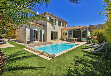 Villa with pool and garden 7