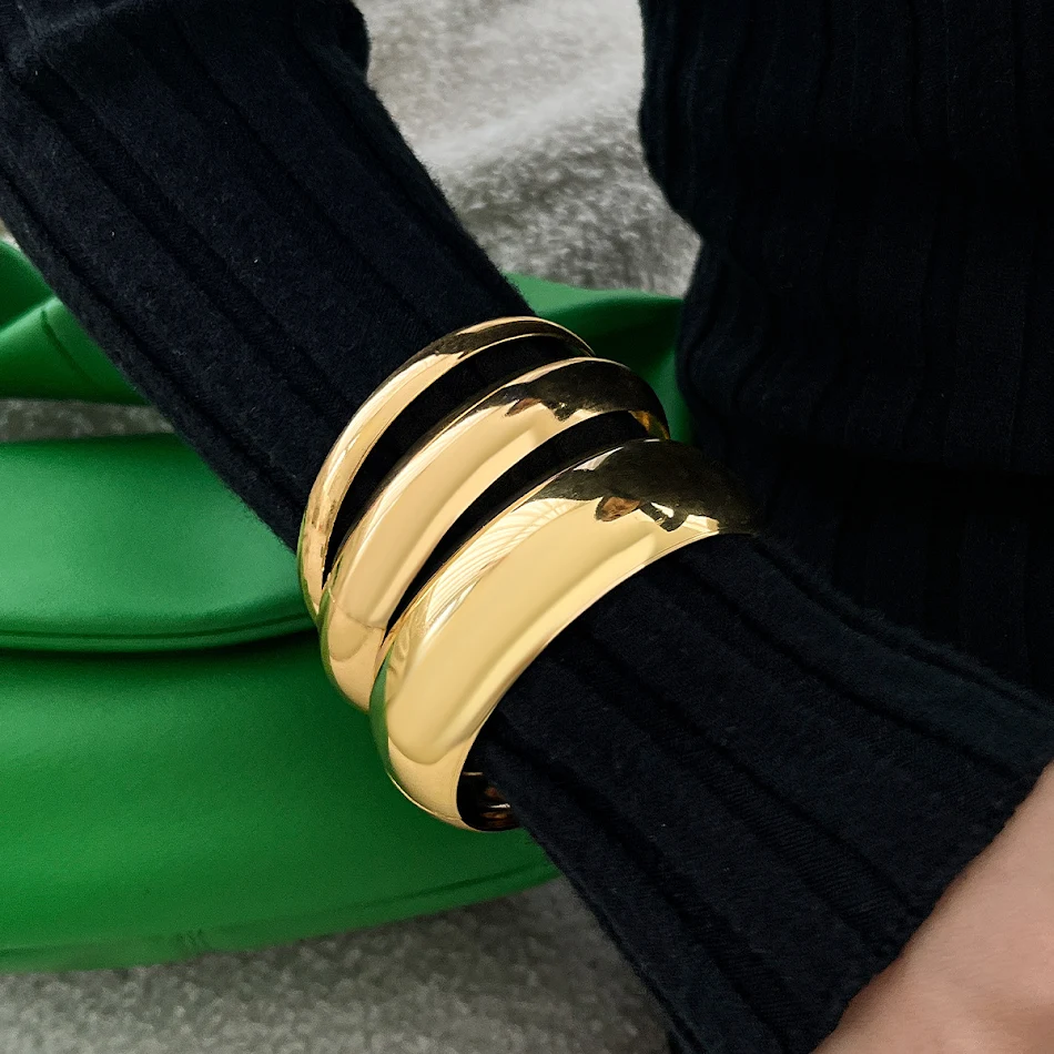 Bracelet torsadé courbé brillant Fashion Simple et élégant. Un accessoire sublime pour femmes, parfait pour toutes occasions.