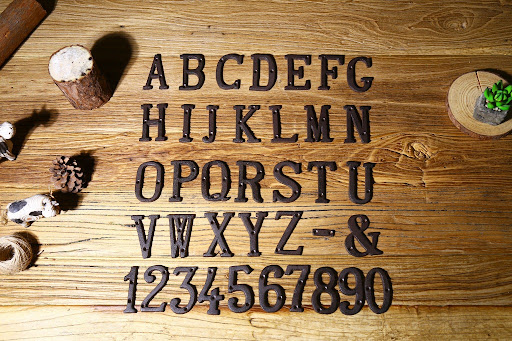 Title 1, Numéro de maison rétro européen en fonte avec 2...