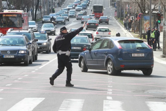 U gradovima se danas očekuje pojačan saobraćaj, AMSS apeluje na dodatnu pažnju u zonama škola