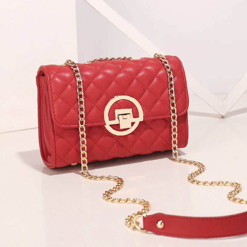 Bolsa transversal feminina com corrente, perfeita para combinar com qualquer look. Ideal para o dia a dia, oferece estilo e praticidade para suas necessidades.