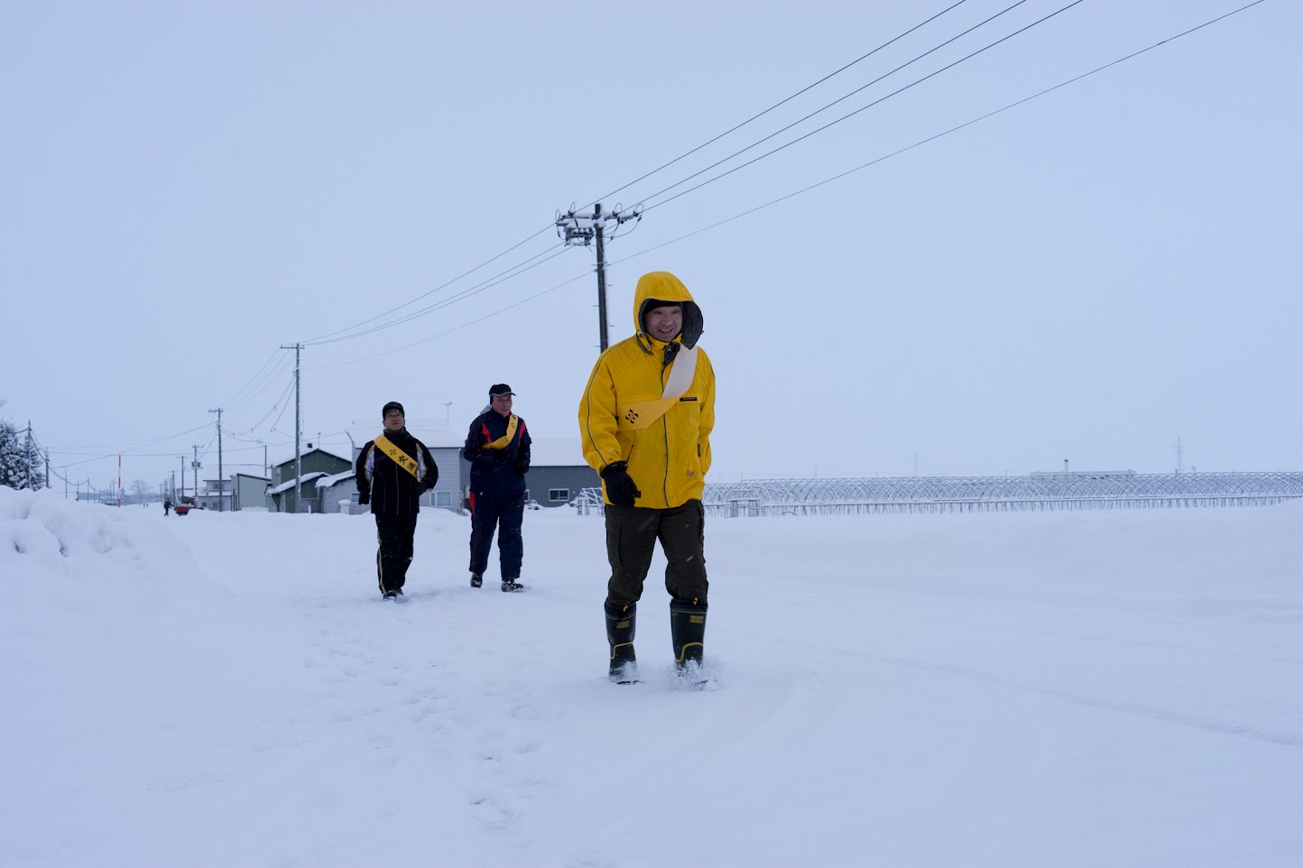 板谷の市街地を走る