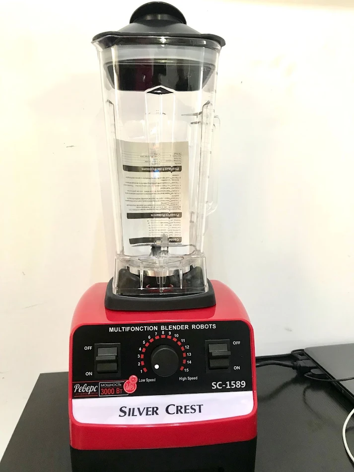Extracteur de jus, mixeur, robot culinaire multifonctionnel et hachoir à viande pour la maison. Préparez jus, smoothies, cuisinez et hachez la viande.