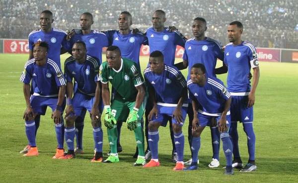 Al Hilal players pose for a group photo before the match.