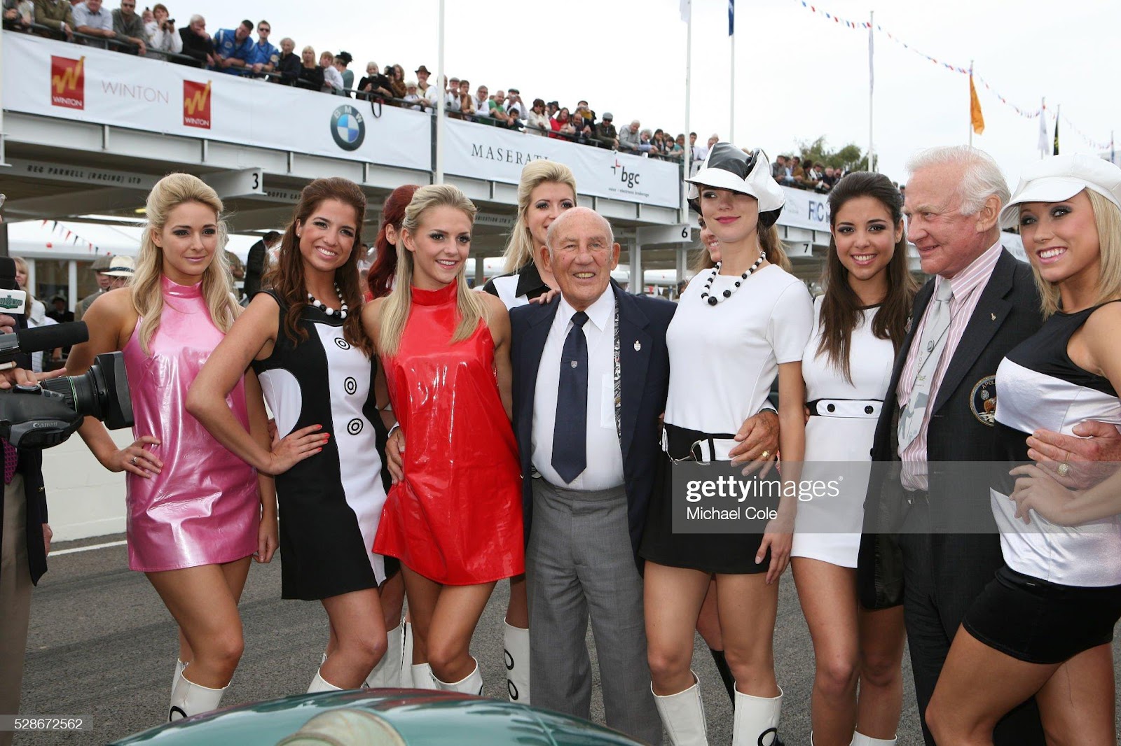 D:\Documenti\posts\posts\Women and motorsport\foto\Getty e altre\sir-stirling-moss-and-buzz-aldrin-surrounded-by-the-starting-grid-picture-id528672562.jpg