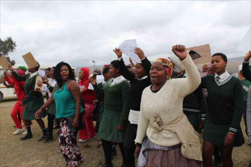 ANGRY: Furious residents of Mdeni village near Qumbu protested outside the Tina Falls Periodical Court yesterday(SUBS:SEPTEMBER 20;WEDNESDAY) where two brothers were appearing in court for slaughtering their nine-year-old brother recently.Picture:SIKHO NTSHOBANE