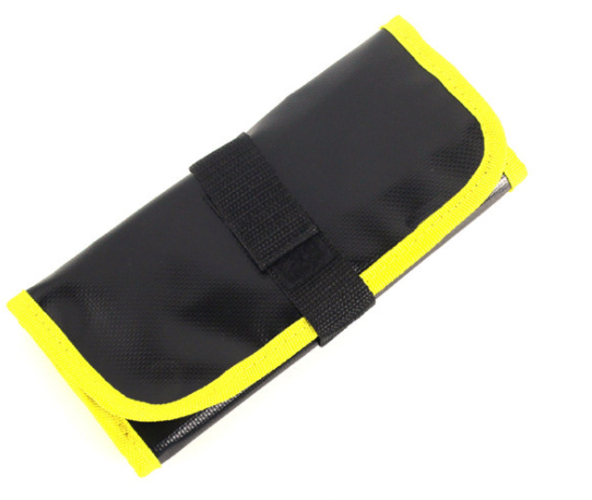 Sac de pêche robuste et spacieux, avec multiples compartiments, résistant à l'eau, parfait pour transporter et protéger votre matériel de pêche.