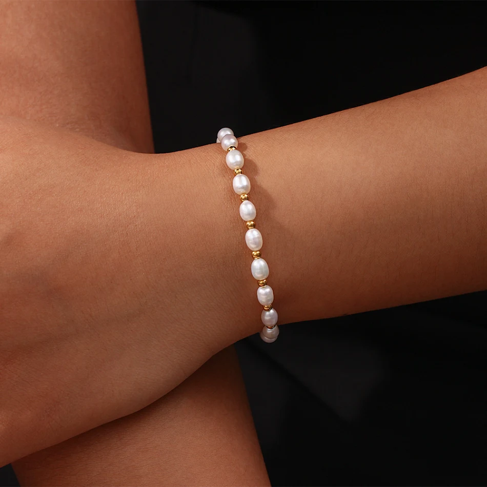 RVS 18k verguld zoetwaterparel spacer kralen armband met trekkoord, elegantie en comfort in één accessoire.