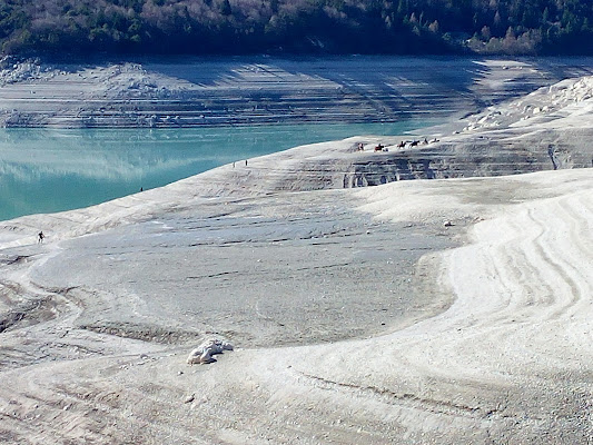 Passeggiando nel lago svuotato di Franca Graziani