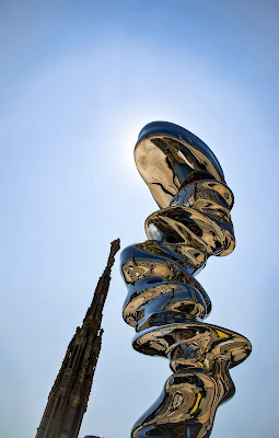 Il duomo riflesso su Elliptical scultura in acciaio di T. Cragg di Yasis