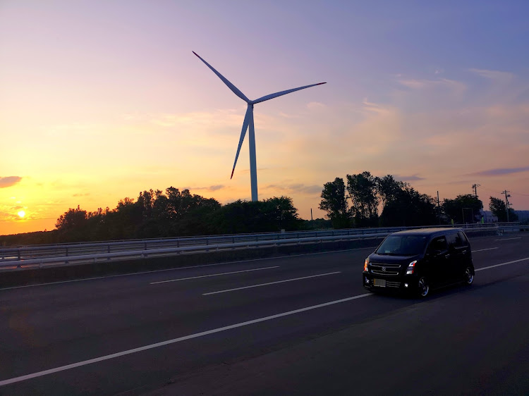 ワゴンRスティングレーの夕陽と愛車・煙突から煙・風力発電風車と愛車・今日も一日お疲れ様でした。・EZLIP  PROに関するカスタム事例の投稿画像2枚目