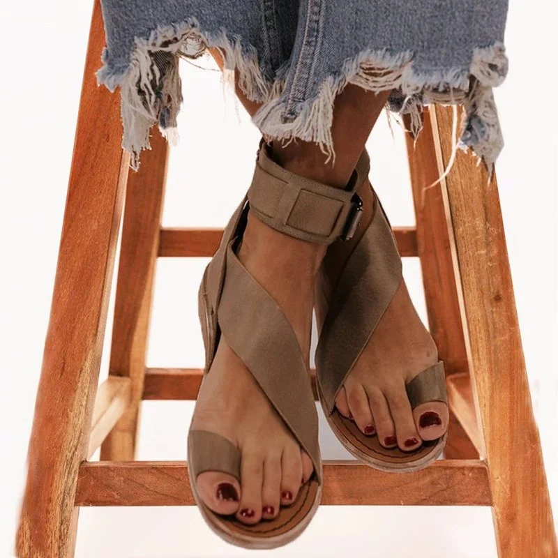 Sandalias de tacón alto estilo pez con aberturas y sin cordones, ideales para un look moderno y fresco en verano.
