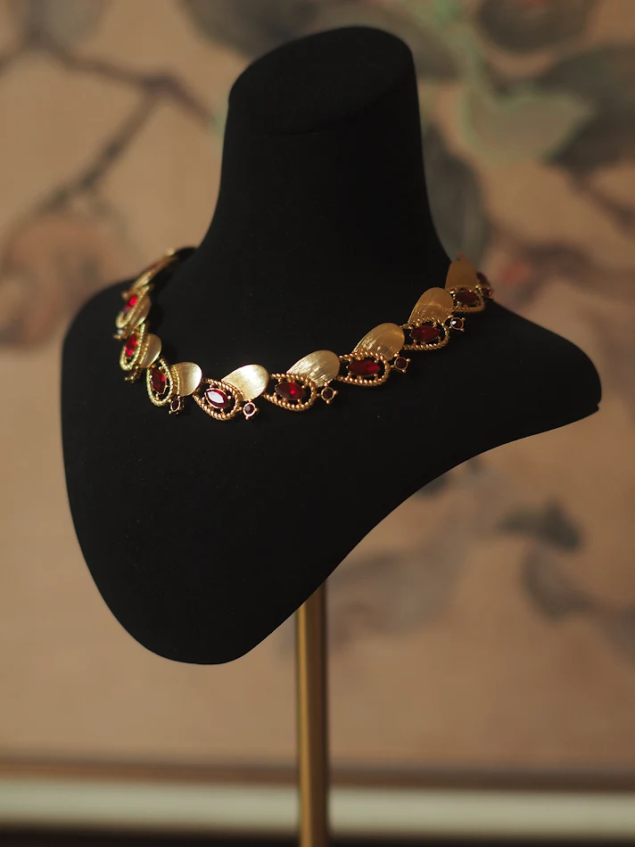 Vintage Birthday Ribbon ketting met geborstelde robijn, een tijdloos, elegant en betekenisvol verjaardagscadeau voor haar.