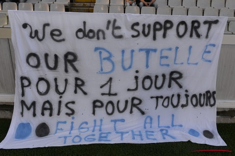 Supporters Club Brugge nemen het op voor Butelle met spandoek dat voor zich spreekt