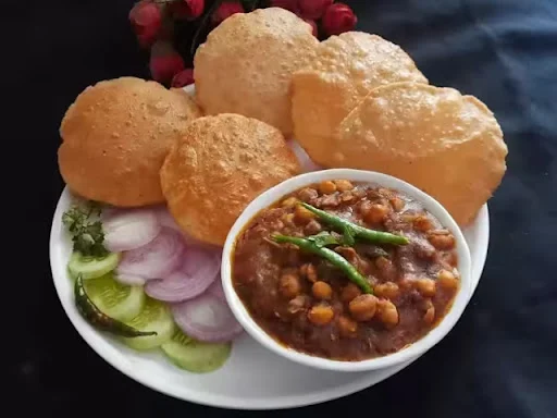 Aloo Chole With 5 Poori