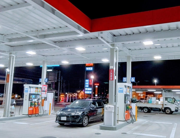 カローラフィールダーの夜のガソリンスタンド・2割増し・洗車したい・また寒波来そうに関するカスタム事例の投稿画像1枚目