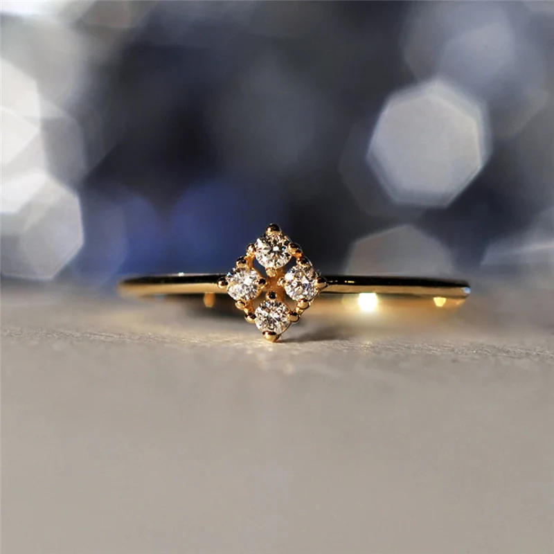 Vier hartringen in de nachthemel. Verlicht je liefde! Maak magische herinneringen met deze schitterende ringen. Het perfecte cadeau.